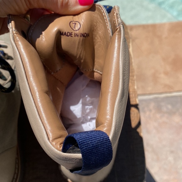 Urban Outfitters Suede and Smooth Leather Hiking Boots. Women’s size 7. - Picture 5 of 6